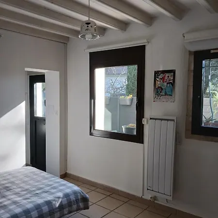 Studio: Quiet Oasis With Pool In Villeneuve-lès-avignon Apartment